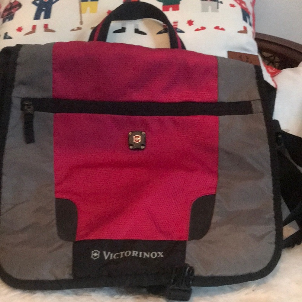 Victorinox Swiss gear Laptop/ massager Bag used but in great condition .